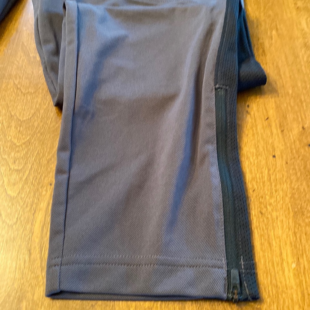 UA men’s pants.